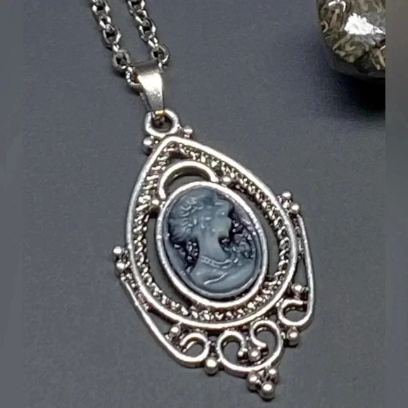 Grey Gray Lady Portrait Vintage Style Victorian Cameo Necklace - Picture 2 of 3